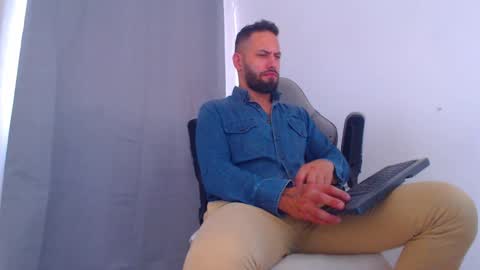 Snapshot of oliverdrew1 chatting on 12-01-24, 05:13 oliver online show from 12-01-24, 05:13