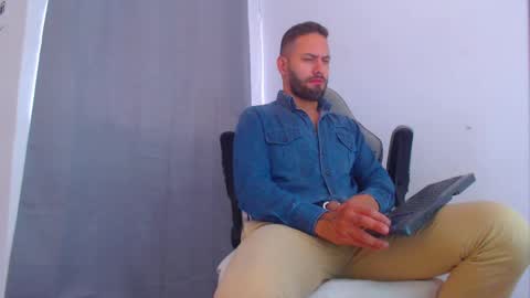Snapshot of oliverdrew1 chatting on 12-05-24, 06:44 oliver online show from 12-05-24, 06:44