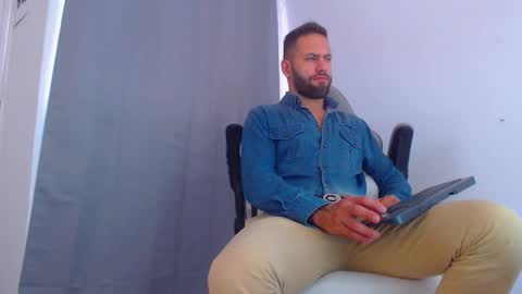 Snapshot of oliverdrew1 chatting on 12-10-24, 06:28 oliver online show from 12-10-24, 06:28