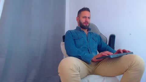 Snapshot of oliverdrew1 chatting on 12-12-24, 01:43 oliver online show from 12-12-24, 01:43