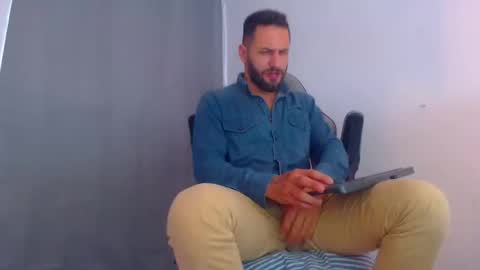 Snapshot of oliverdrew1 chatting on 12-30-24, 06:05 oliver online show from 12-30-24, 06:05