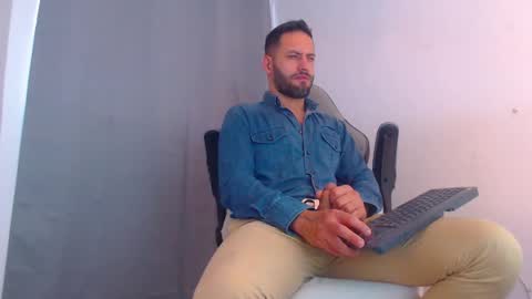 Snapshot of oliverdrew1 chatting on 01-02-25, 08:13 oliver online show from 01-02-25, 08:13