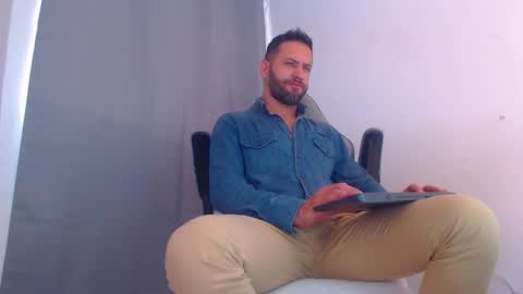 Snapshot of oliverdrew1 chatting on 01-03-25, 07:29 oliver online show from 01-03-25, 07:29