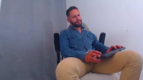 Snapshot of oliverdrew1 chatting on 01-17-25, 01:36 oliver online show from 01-17-25, 01:36