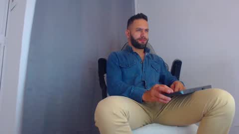 Snapshot of oliverdrew1 chatting on 01-30-25, 01:44 oliver online show from 01-30-25, 01:44