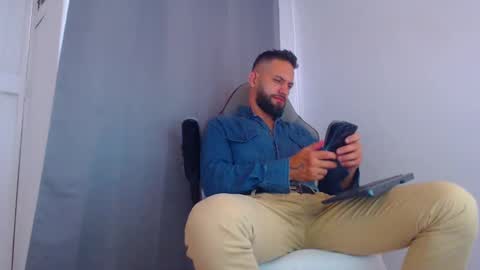 Snapshot of oliverdrew1 chatting on 02-12-25, 08:29 oliver online show from 02-12-25, 08:29