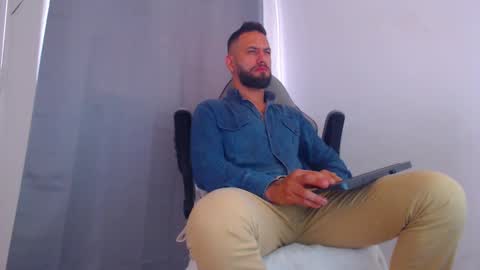 Snapshot of oliverdrew1 chatting on 02-13-25, 05:54 oliver online show from 02-13-25, 05:54