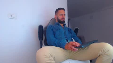 Snapshot of oliverdrew1 chatting on 03-11-25, 07:25 oliver online show from 03-11-25, 07:25