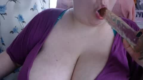 Snapshot of olivia_bud_gold chatting on 12-16-24, 12:27 Olivia Gold online show from 12-16-24, 12:27