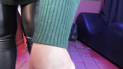 Snapshot of olivia_seex chatting on 02-02-25, 12:24 online show from 02-02-25, 12:24