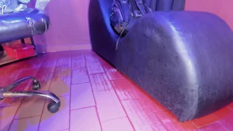 Snapshot of olivia_seex chatting on 02-18-25, 01:00 online show from 02-18-25, 01:00