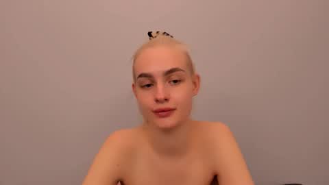 oliviaBeauty online show from 12-22-25, 07:33