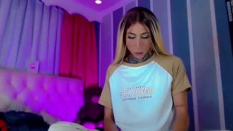 Snapshot of oliviahot01 chatting on 04-30-26, 01:56 oliviahot01 online show from 04-30-26, 01:56