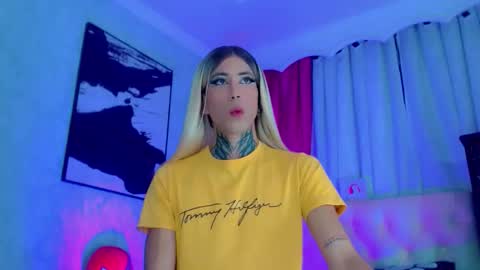 Snapshot of oliviahot01 chatting on 05-09-26, 01:00 oliviahot01 online show from 05-09-26, 01:00