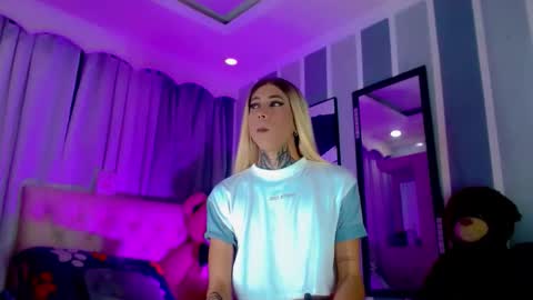 Snapshot of oliviahot01 chatting on 06-09-26, 01:06 oliviahot01 online show from 06-09-26, 01:06