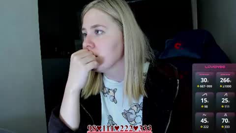 Snapshot of oliviamunk chatting on 06-25-26, 06:29 . online show from 06-25-26, 06:29