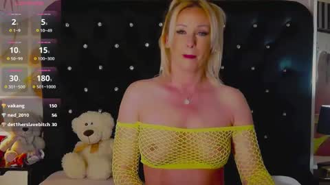 Snapshot of oliviashaw22 chatting on 05-19-26, 01:56 Olivia online show from 05-19-26, 01:56