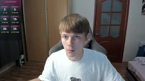 Snapshot of olvr_zoolander chatting on 11-10-25, 09:25 Oliver and Mira online show from 11-10-25, 09:25