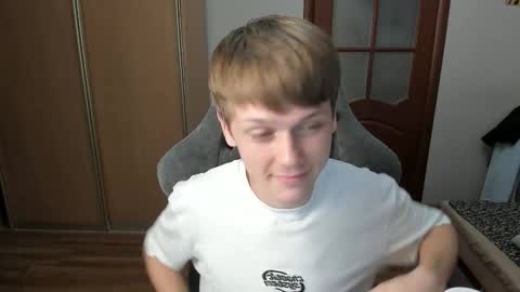 Snapshot of olvr_zoolander chatting on 11-25-25, 10:10 Oliver and Mira online show from 11-25-25, 10:10