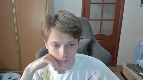 Snapshot of olvr_zoolander chatting on 12-17-25, 09:43 Oliver and Mira online show from 12-17-25, 09:43