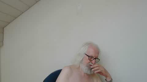 Snapshot of onanister chatting on 07-15-26, 07:02 Somewhere over the rainbow online show from 07-15-26, 07:02