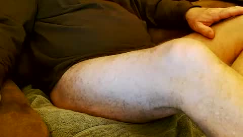 Snapshot of onehanglow chatting on 12-19-25, 02:40 Butch online show from 12-19-25, 02:40