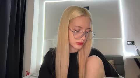 Snapshot of opiunarium chatting on 11-13-25, 02:54 Bella and John online show from 11-13-25, 02:54