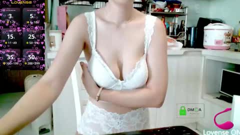 Snapshot of orchid18 chatting on 12-16-25, 01:32 Candy online show from 12-16-25, 01:32