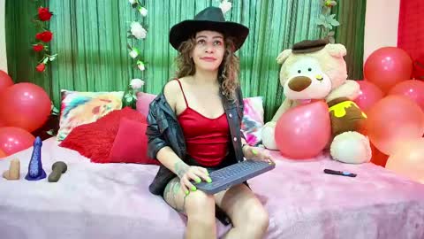 Snapshot of oriana_thomson2 chatting on 02-12-25, 10:04 Oriana online show from 02-12-25, 10:04