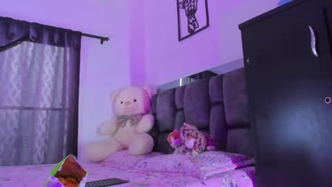 Snapshot of osiris_doll chatting on 04-14-26, 06:03 vella online show from 04-14-26, 06:03