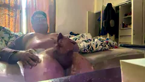 Snapshot of oskaradam02 chatting on 01-12-25, 04:40 Oskar A. online show from 01-12-25, 04:40