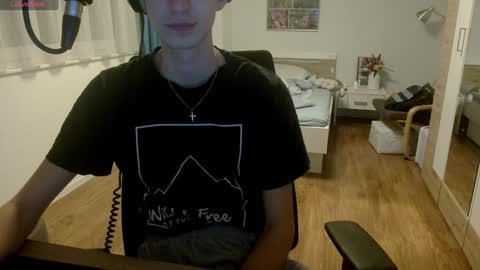 Snapshot of overkneebabe chatting on 02-04-25, 07:33 OverkneeBabe online show from 02-04-25, 07:33