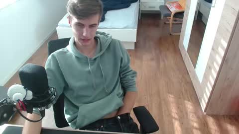 Snapshot of overkneebabe chatting on 11-15-25, 12:34 OverkneeBabe online show from 11-15-25, 12:34