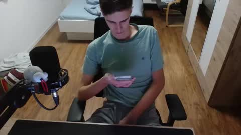 Snapshot of overkneebabe chatting on 12-15-25, 09:52 OverkneeBabe online show from 12-15-25, 09:52