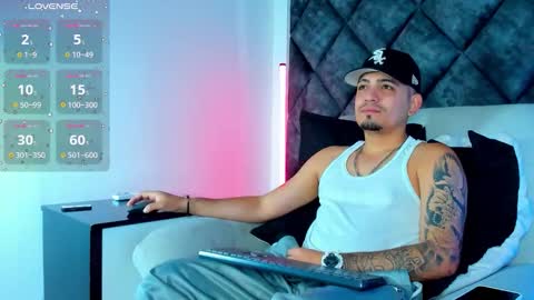 Snapshot of owensttone chatting on 12-17-25, 01:39 O W E N - S T O N E online show from 12-17-25, 01:39