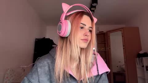 Snapshot of ozellagranville chatting on 02-10-26, 07:34 Eva online show from 02-10-26, 07:34