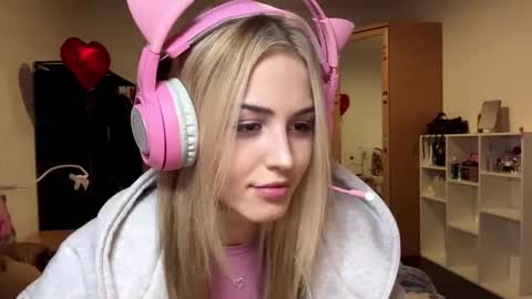 Snapshot of ozellagranville chatting on 02-15-26, 07:21 Eva online show from 02-15-26, 07:21