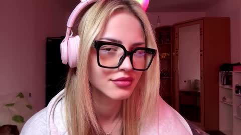 Snapshot of ozellagranville chatting on 03-21-26, 10:31 Eva online show from 03-21-26, 10:31