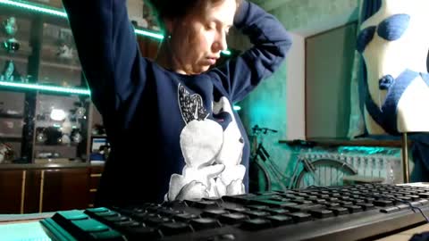 Ella online show from 04-19-26, 04:50