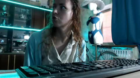 Ella online show from 04-25-26, 05:21