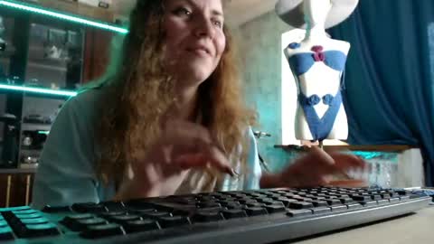 Ella online show from 04-25-26, 01:41