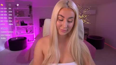 Snapshot of paolamola chatting on 04-30-26, 02:12 Lia online show from 04-30-26, 02:12
