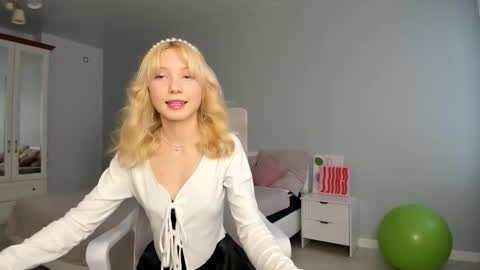 Snapshot of paradi_se chatting on 11-14-25, 08:24 Melena online show from 11-14-25, 08:24