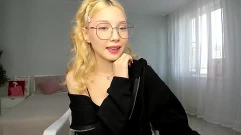 Snapshot of paradi_se chatting on 11-15-25, 08:11 Melena online show from 11-15-25, 08:11