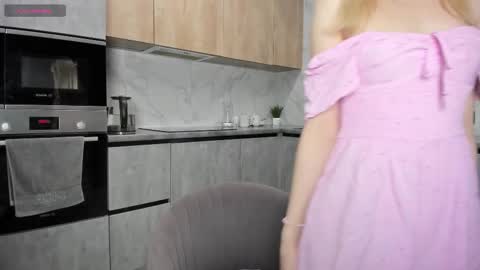 Snapshot of paradi_se chatting on 11-25-25, 08:36 Melena online show from 11-25-25, 08:36