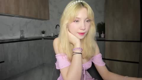 Snapshot of paradi_se chatting on 11-27-25, 08:38 Melena online show from 11-27-25, 08:38