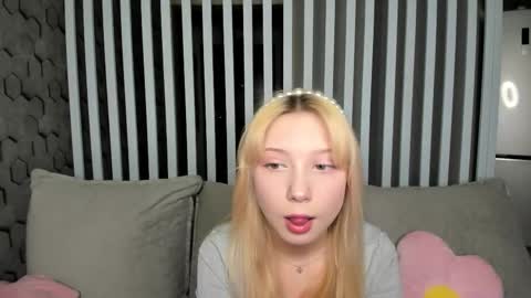 Snapshot of paradi_se chatting on 12-14-25, 08:30 Melena online show from 12-14-25, 08:30