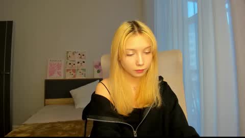 Snapshot of paradi_se chatting on 12-17-25, 08:31 Melena online show from 12-17-25, 08:31