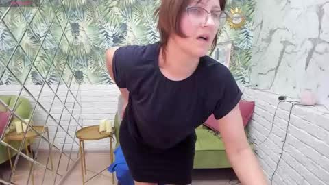 Snapshot of paris_cherry chatting on 01-09-25, 02:33 Paris online show from 01-09-25, 02:33