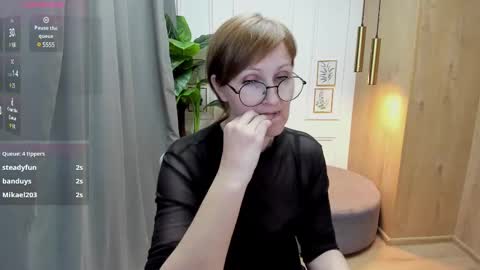 Snapshot of paris_cherry chatting on 03-12-25, 04:35 Paris online show from 03-12-25, 04:35